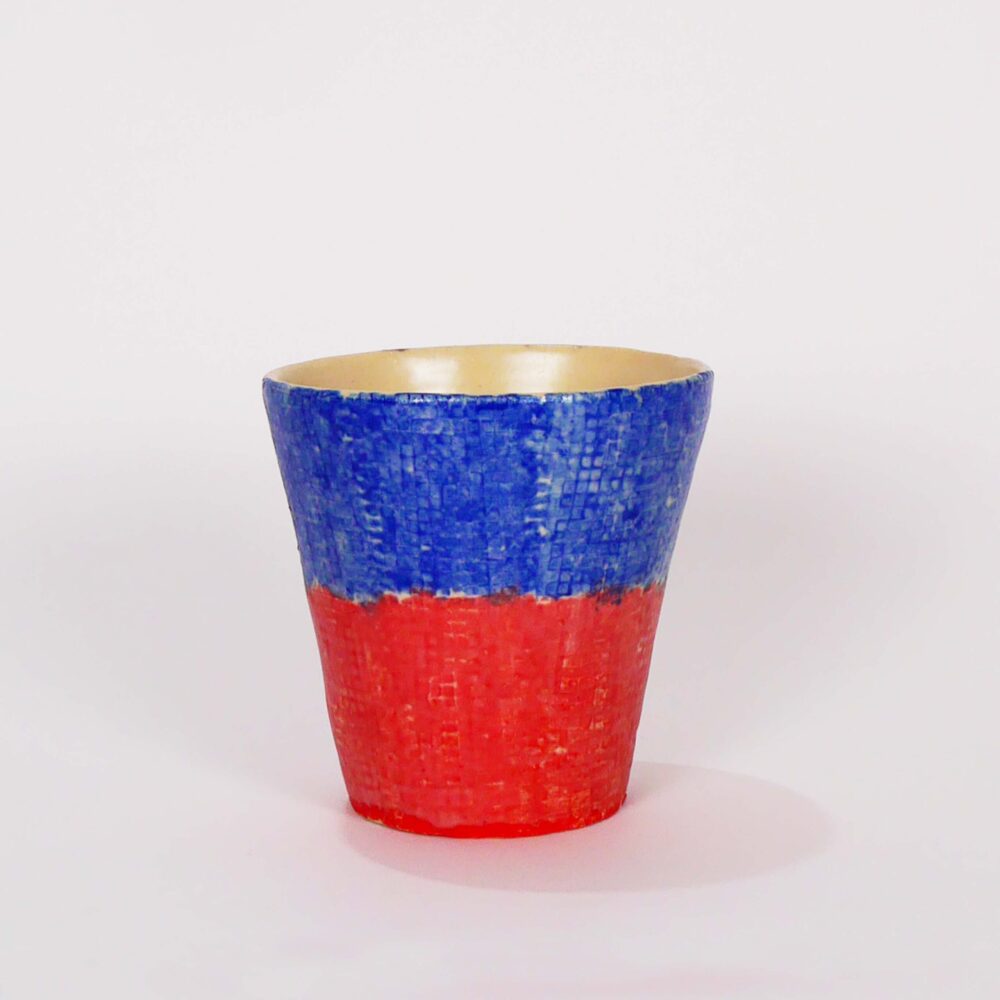 tasse céramique colorée, objet d'art à la galerie atelier entourage par l'artiste Anne France Frère