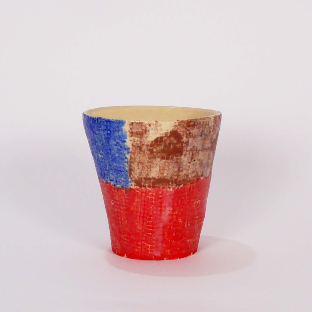 tasse céramique colorée, objet d'art à la galerie atelier entourage par l'artiste Anne France Frère