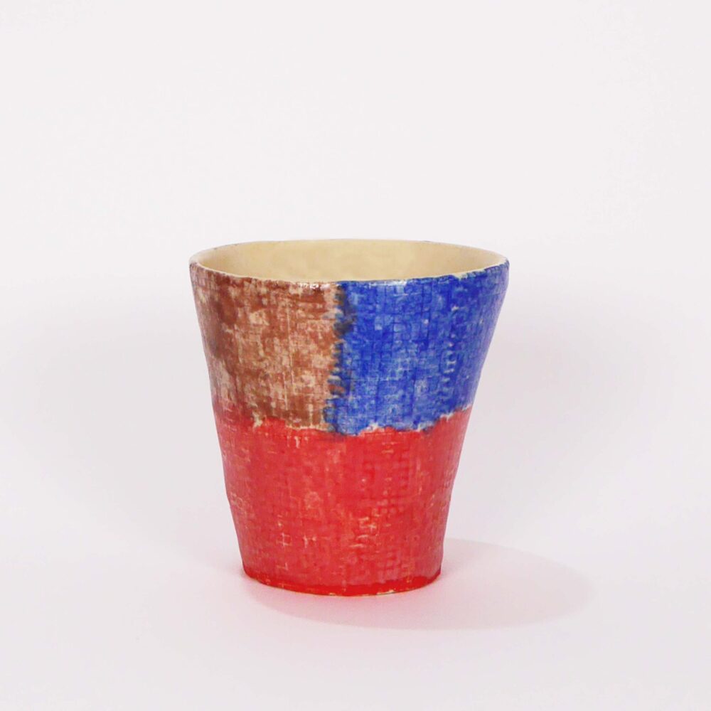 tasse céramique colorée, objet d'art à la galerie atelier entourage par l'artiste Anne France Frère