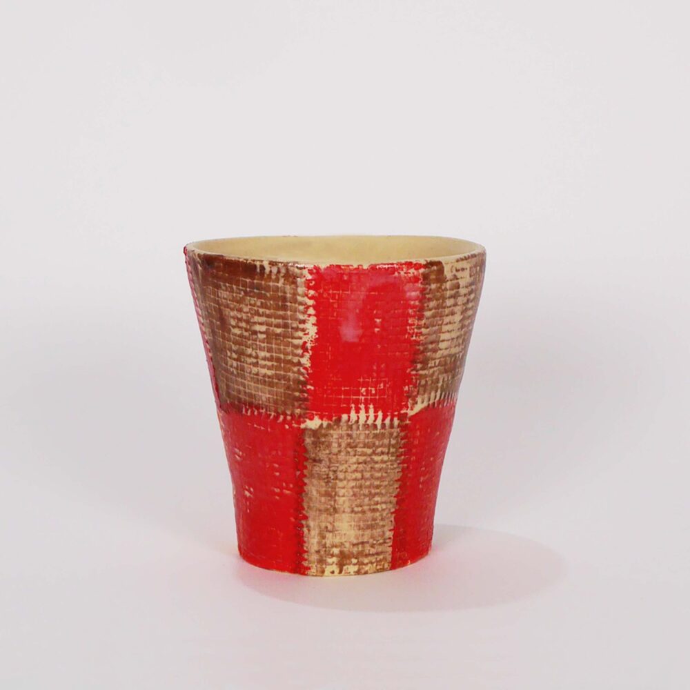 tasse céramique colorée, objet d'art à la galerie atelier entourage par l'artiste Anne France Frère