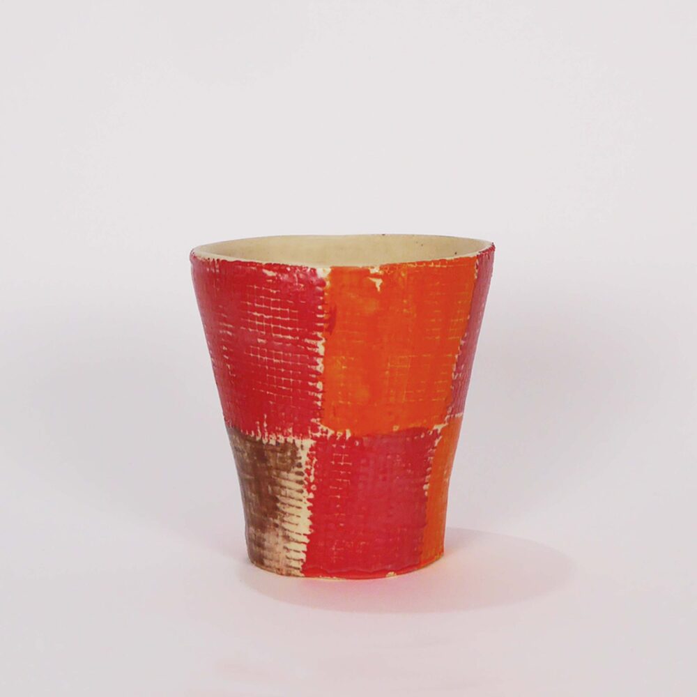 tasse céramique colorée, objet d'art à la galerie atelier entourage par l'artiste Anne France Frère