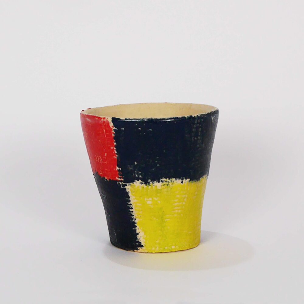 tasse céramique colorée, objet d'art à la galerie atelier entourage par l'artiste Anne France Frère