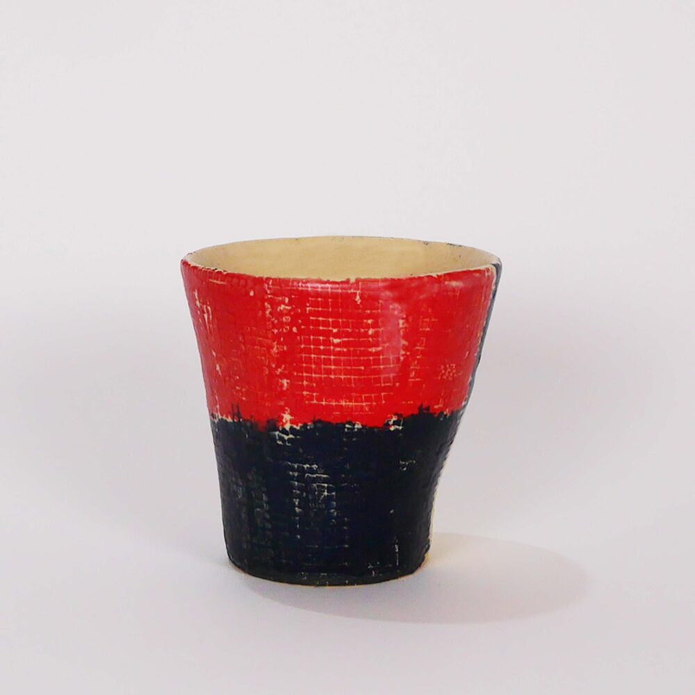 tasse céramique colorée, objet d'art à la galerie atelier entourage par l'artiste Anne France Frère