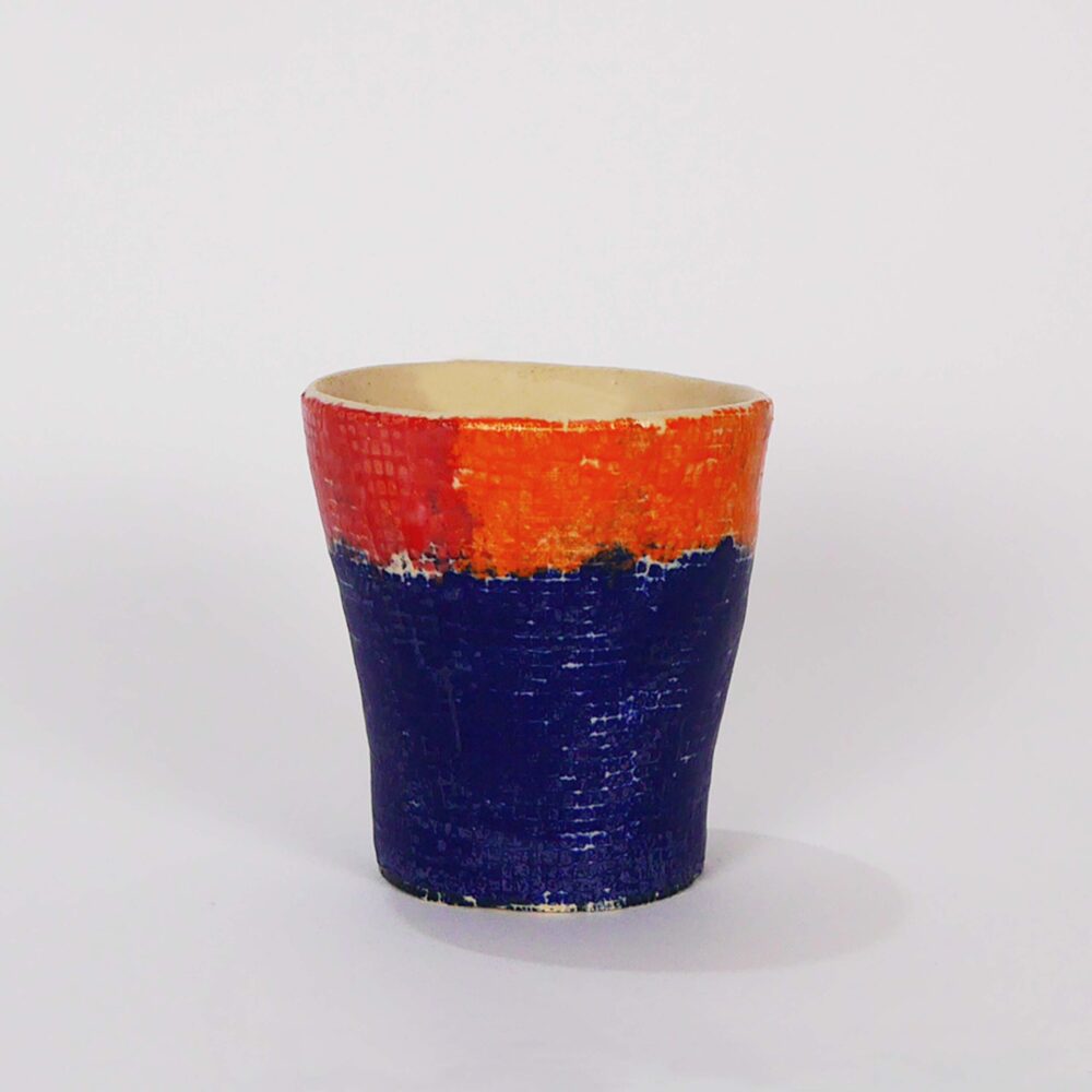 tasse céramique colorée, objet d'art à la galerie atelier entourage par l'artiste Anne France Frère