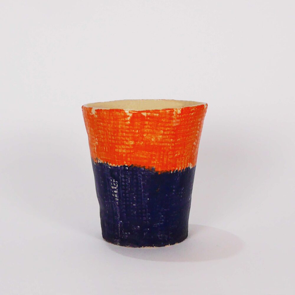 tasse céramique colorée, objet d'art à la galerie atelier entourage par l'artiste Anne France Frère