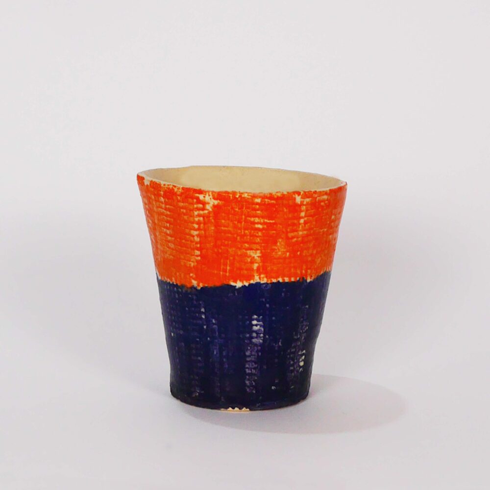 tasse céramique colorée, objet d'art à la galerie atelier entourage par l'artiste Anne France Frère