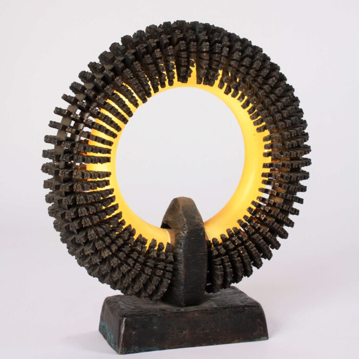 lampe en bronze réalisée par didier frère de l'atelier entourage