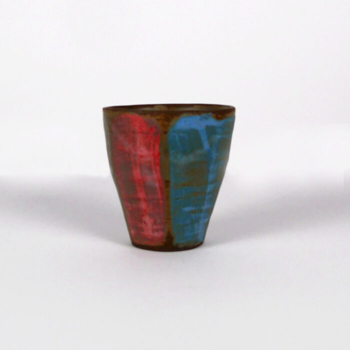 Tasse en céramique, objet d'art à la galerie atelier entourage par l'artiste Anne France Frère