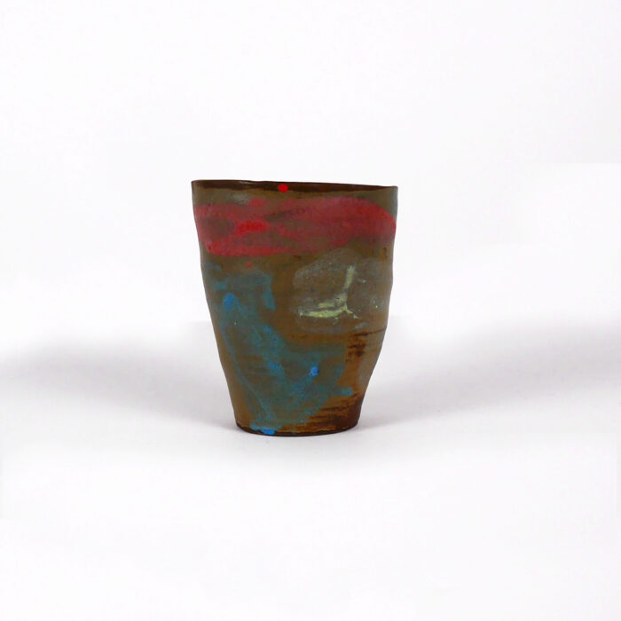 Tasse en céramique, objet d'art à la galerie atelier entourage par l'artiste Anne France Frère