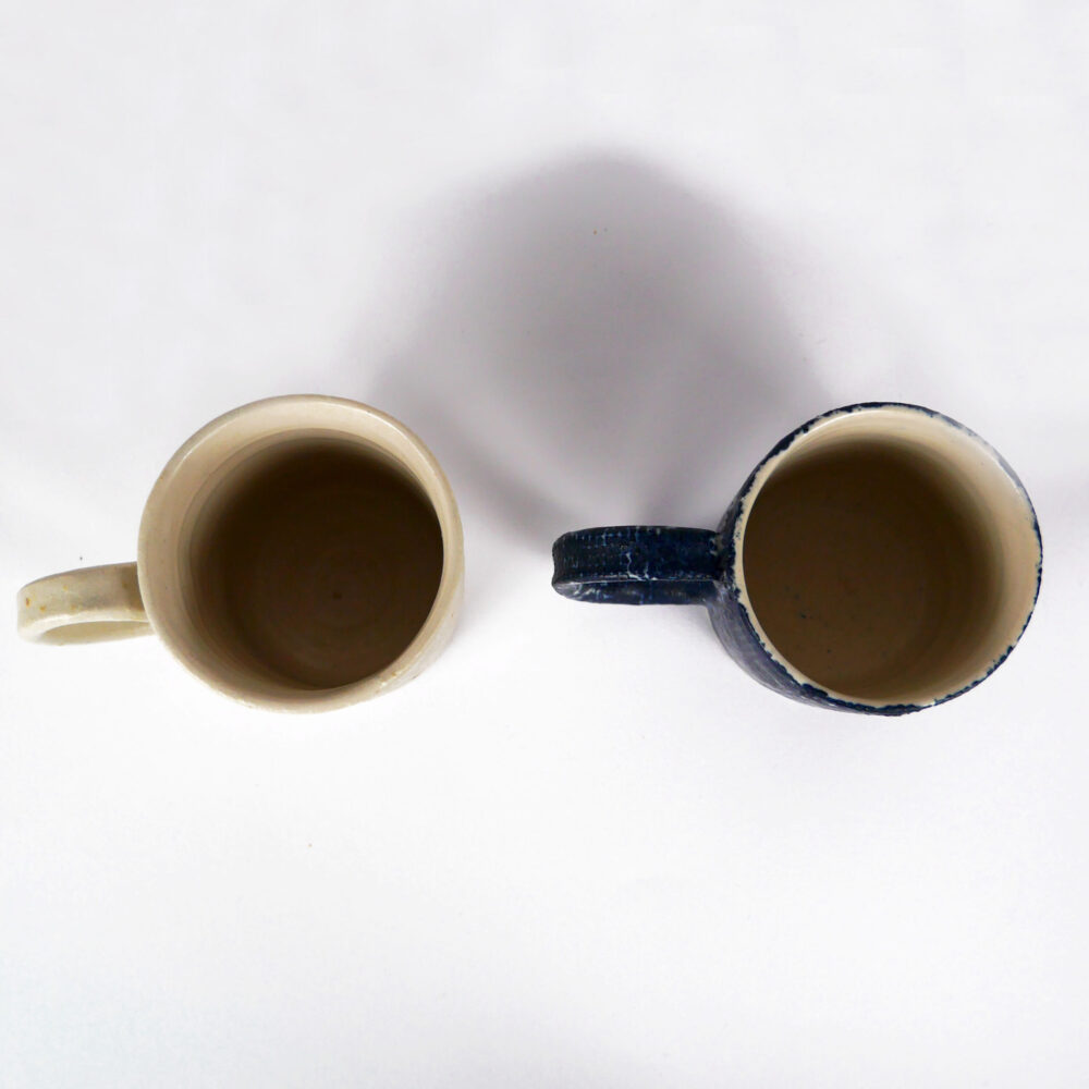 Mugs en céramique, objet d'art à la galerie atelier entourage par l'artiste Anne France Frère