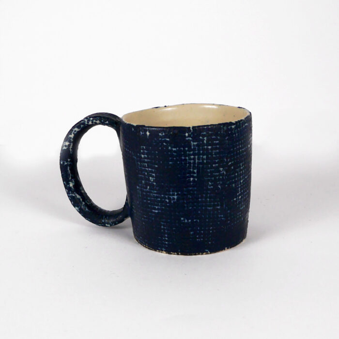 Mug en céramique, objet d'art à la galerie atelier entourage par l'artiste Anne France Frère