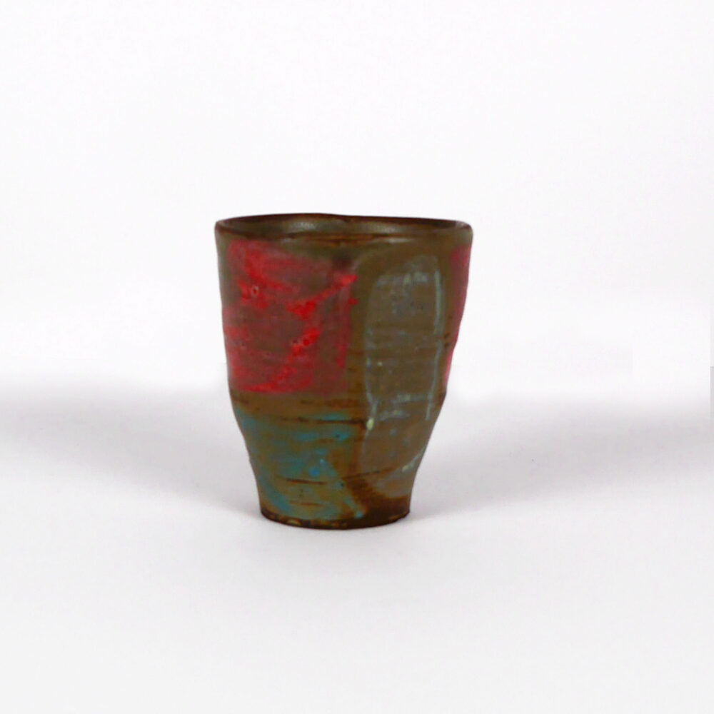 Tasse en céramique, objet d'art à la galerie atelier entourage par l'artiste Anne France Frère